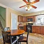 1/2 House, Sleeps 10 Fast Wifi 15 Mins To Most Anywhere