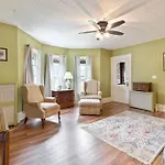 1/2 House, Sleeps 10 Fast Wifi 15 Mins To Most Anywhere