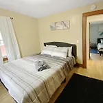 Lux 3Br, Steps From Airport, U Of R & Grocery Stores