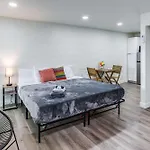 Newly Renovated Bright Studio