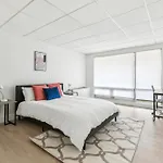 East 120 I Modern Refinished Apt Downtown I Gym