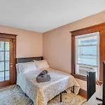 Charming Family Retreat- Cozy Comfort Awaits You! Home