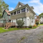Charming Family Retreat- Cozy Comfort Awaits You! Home