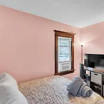Charming Family Retreat- Cozy Comfort Awaits You! Home