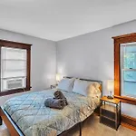 Charming Family Retreat- Cozy Comfort Awaits You! Home