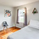Comfortable Home Close To Everything Near Downtown