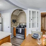 Astonishing Home Mins Away Airport Dwtn Uofr Andrit