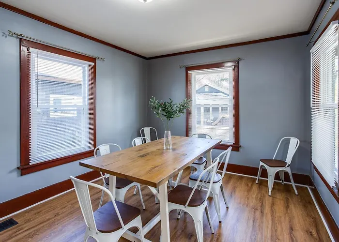 Spacious Home With In-Unit Laundry, Parking, 1Gb Wifi, & Patio Deck