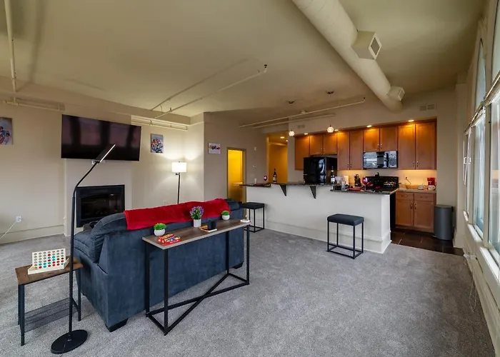 King Bed W/ Panoramic Views Of Dt!