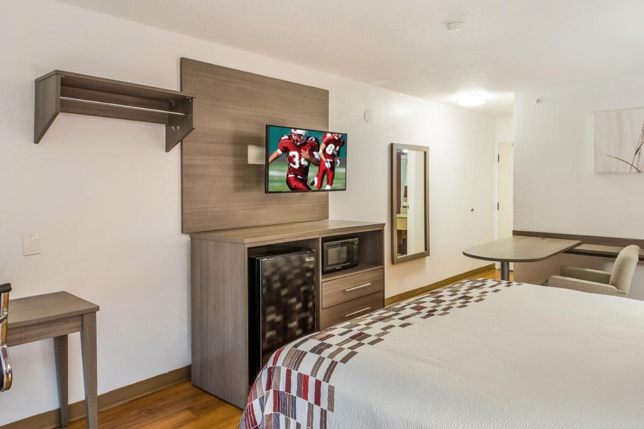 Red Roof - Airport Motel 2*