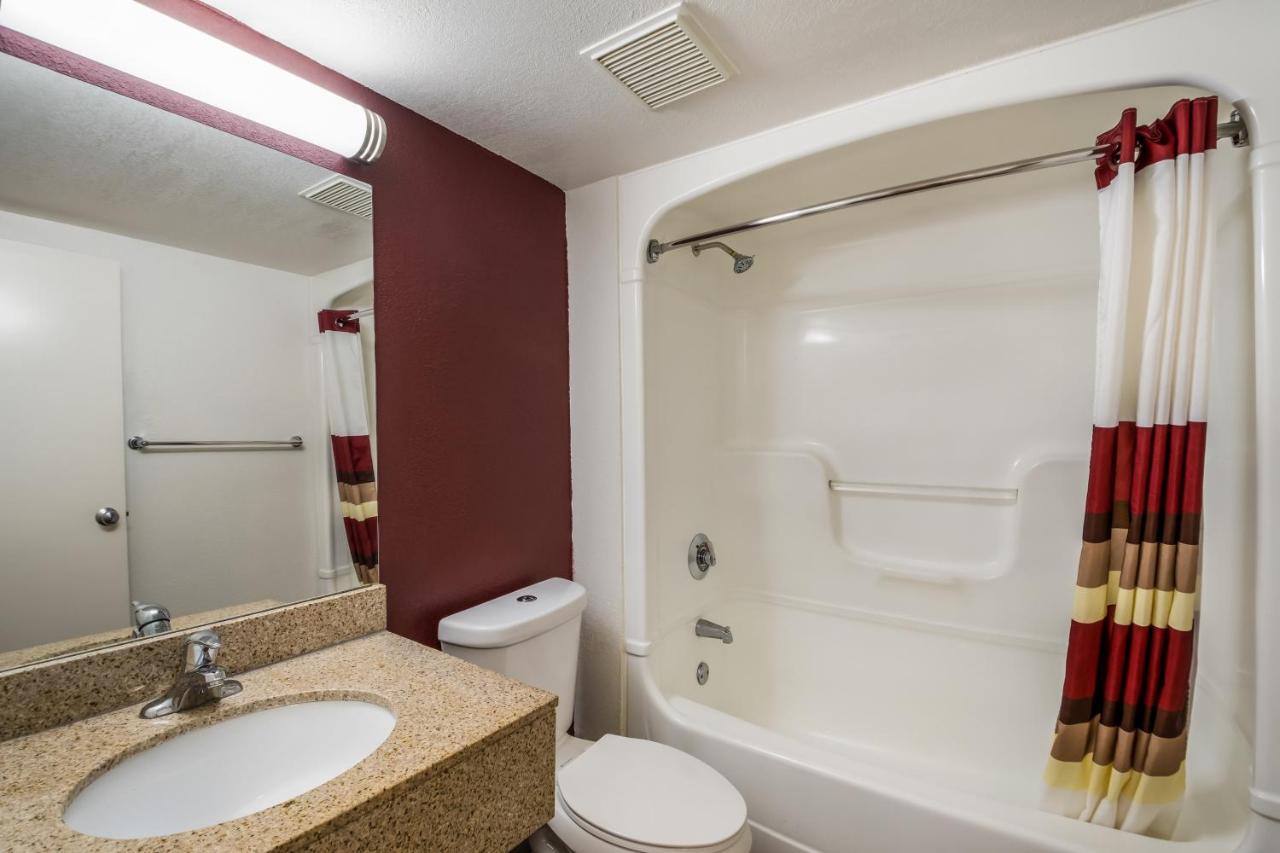 Red Roof - Airport Motel 2*
