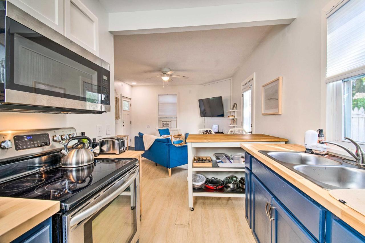 Cozy Gem Patio, Downtown Location! Apartment