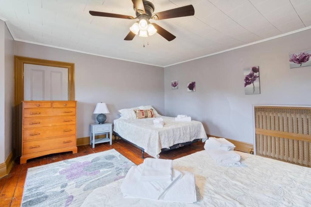 1/2 House, Sleeps 10 Fast Wifi 15 Mins To Most Anywhere Apartment *