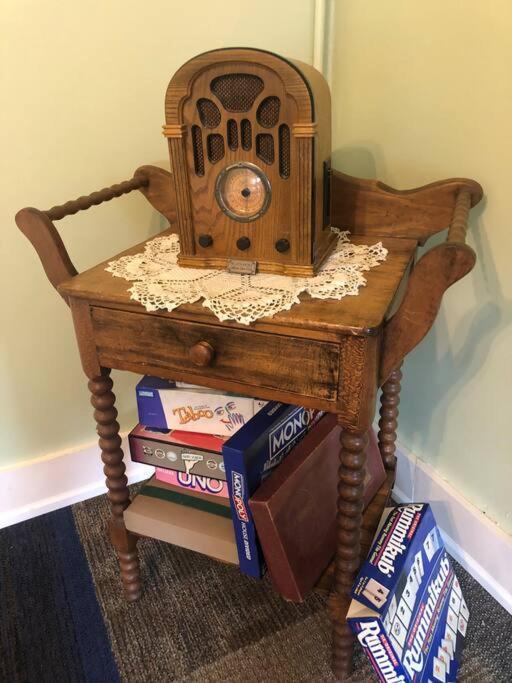 1/2 House, Sleeps 10 Fast Wifi 15 Mins To Most Anywhere Rochester