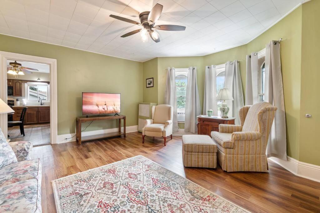 Apartment 1/2 House, Sleeps 10 Fast Wifi 15 Mins To Most Anywhere *