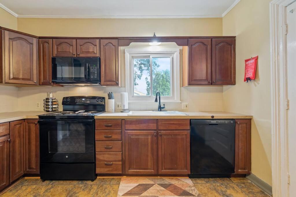 Apartment 1/2 House, Sleeps 10 Fast Wifi 15 Mins To Most Anywhere