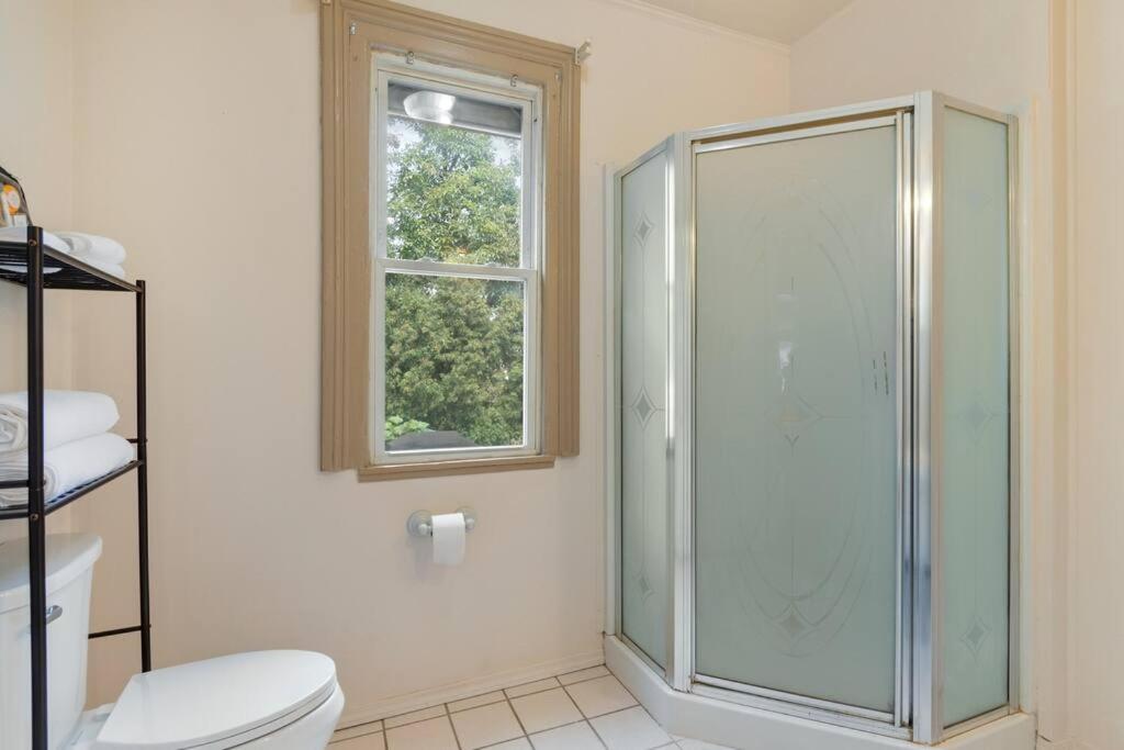 1/2 House, Sleeps 10 Fast Wifi 15 Mins To Most Anywhere