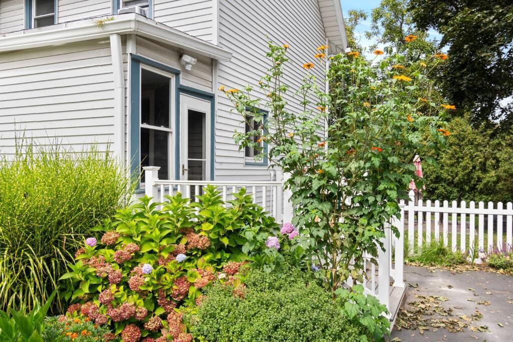1/2 House, Sleeps 10 Fast Wifi 15 Mins To Most Anywhere Apartment