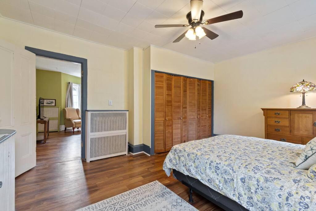 Apartment 1/2 House, Sleeps 10 Fast Wifi 15 Mins To Most Anywhere Rochester