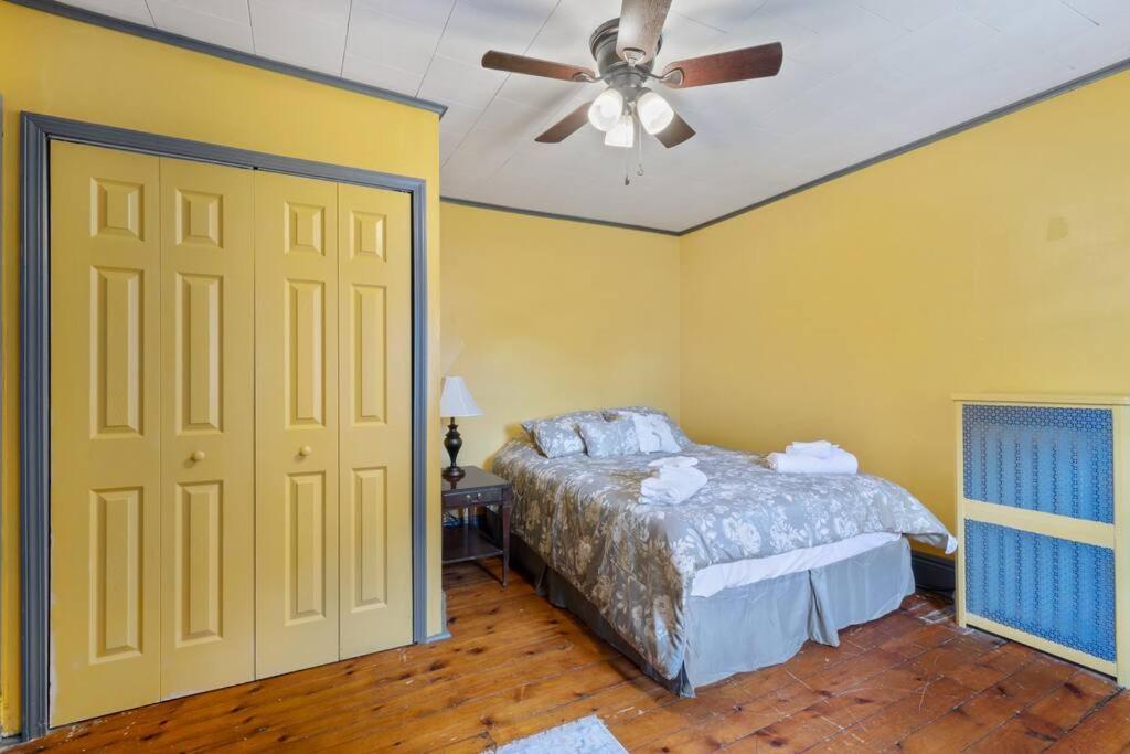 Apartment 1/2 House, Sleeps 10 Fast Wifi 15 Mins To Most Anywhere *