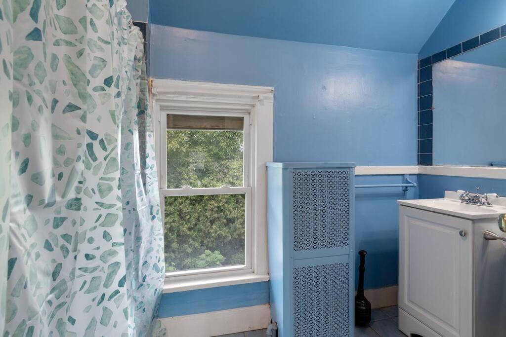 Apartment 1/2 House, Sleeps 10 Fast Wifi 15 Mins To Most Anywhere