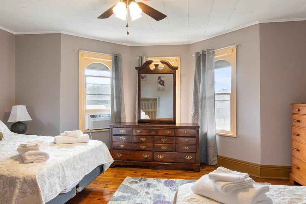 1/2 House, Sleeps 10 Fast Wifi 15 Mins To Most Anywhere Rochester