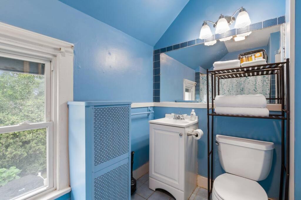 1/2 House, Sleeps 10 Fast Wifi 15 Mins To Most Anywhere * Rochester