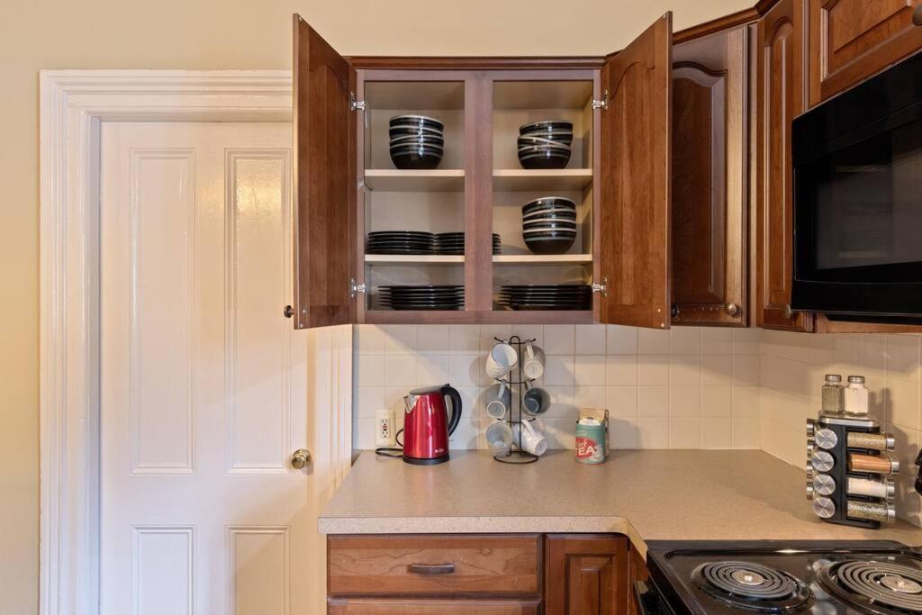 Apartment 1/2 House, Sleeps 10 Fast Wifi 15 Mins To Most Anywhere