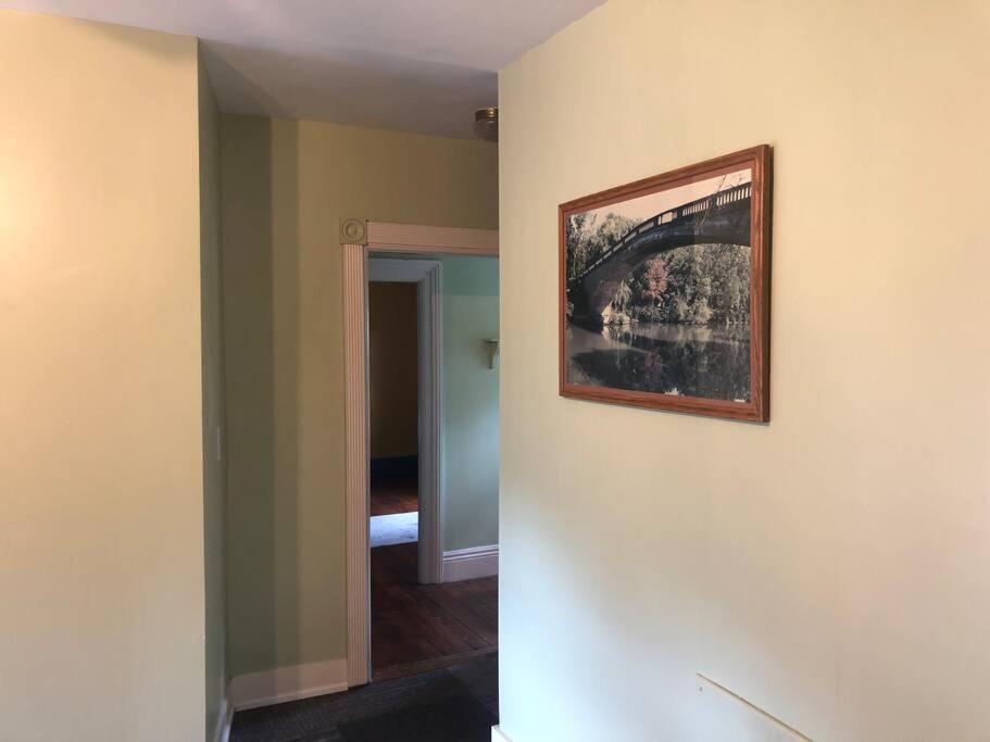 Apartment 1/2 House, Sleeps 10 Fast Wifi 15 Mins To Most Anywhere *
