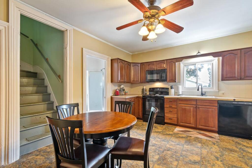 Apartment 1/2 House, Sleeps 10 Fast Wifi 15 Mins To Most Anywhere Rochester