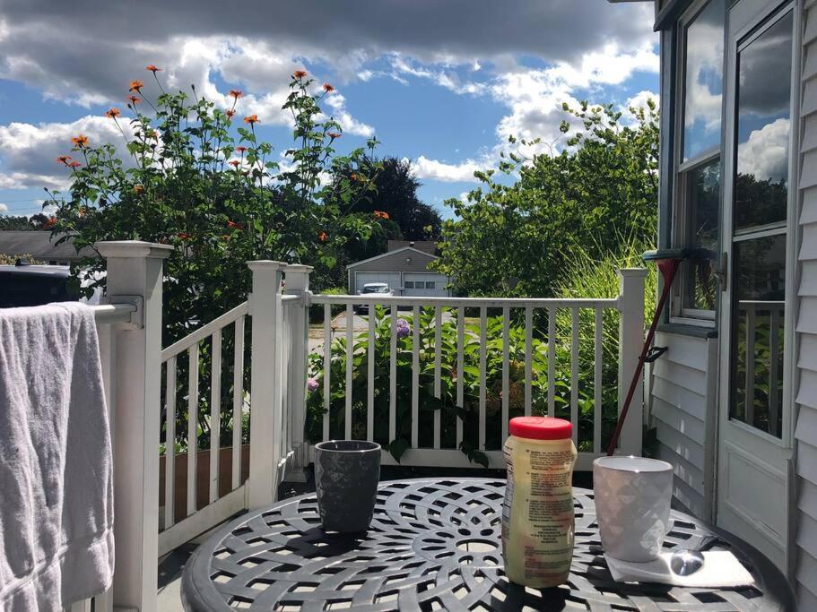 Apartment 1/2 House, Sleeps 10 Fast Wifi 15 Mins To Most Anywhere