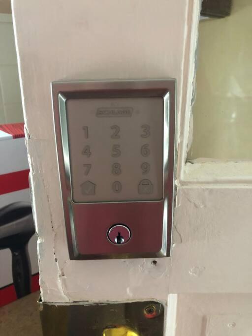 Apartment 1/2 House, Sleeps 10 Fast Wifi 15 Mins To Most Anywhere *