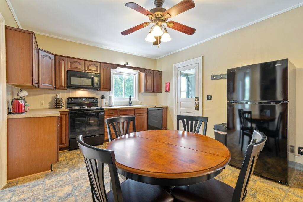 1/2 House, Sleeps 10 Fast Wifi 15 Mins To Most Anywhere *