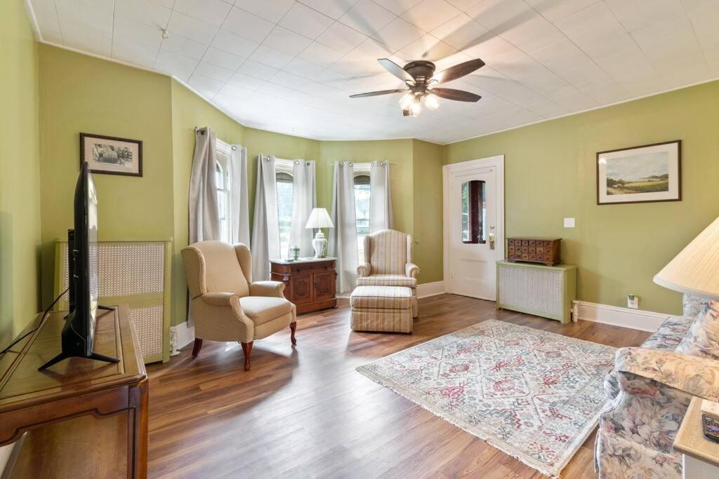 1/2 House, Sleeps 10 Fast Wifi 15 Mins To Most Anywhere Apartment