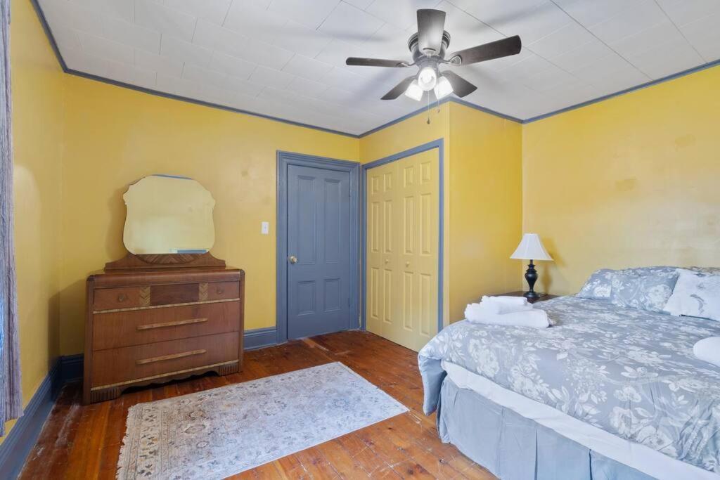 Apartment 1/2 House, Sleeps 10 Fast Wifi 15 Mins To Most Anywhere Rochester