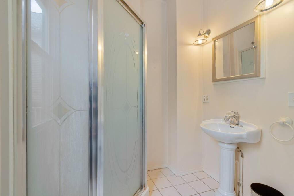 1/2 House, Sleeps 10 Fast Wifi 15 Mins To Most Anywhere Apartment