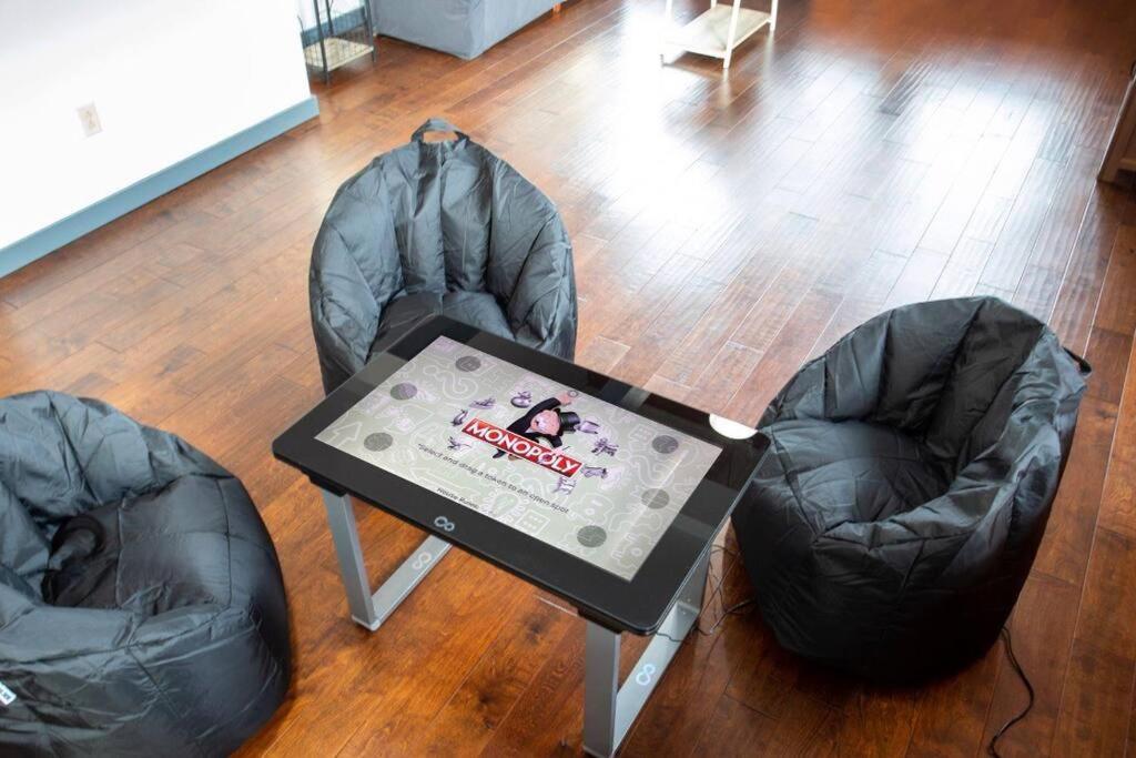 Holiday home Centric Modern Loft W/ King Beds & Smart Gametable
