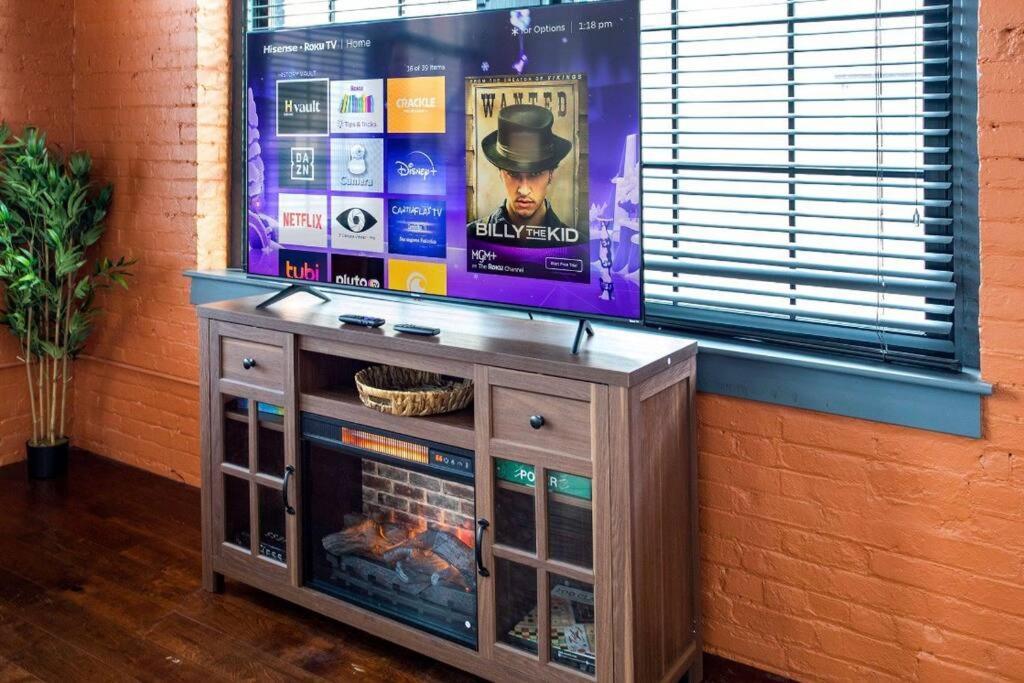 Centric Modern Loft W/ King Beds & Smart Gametable