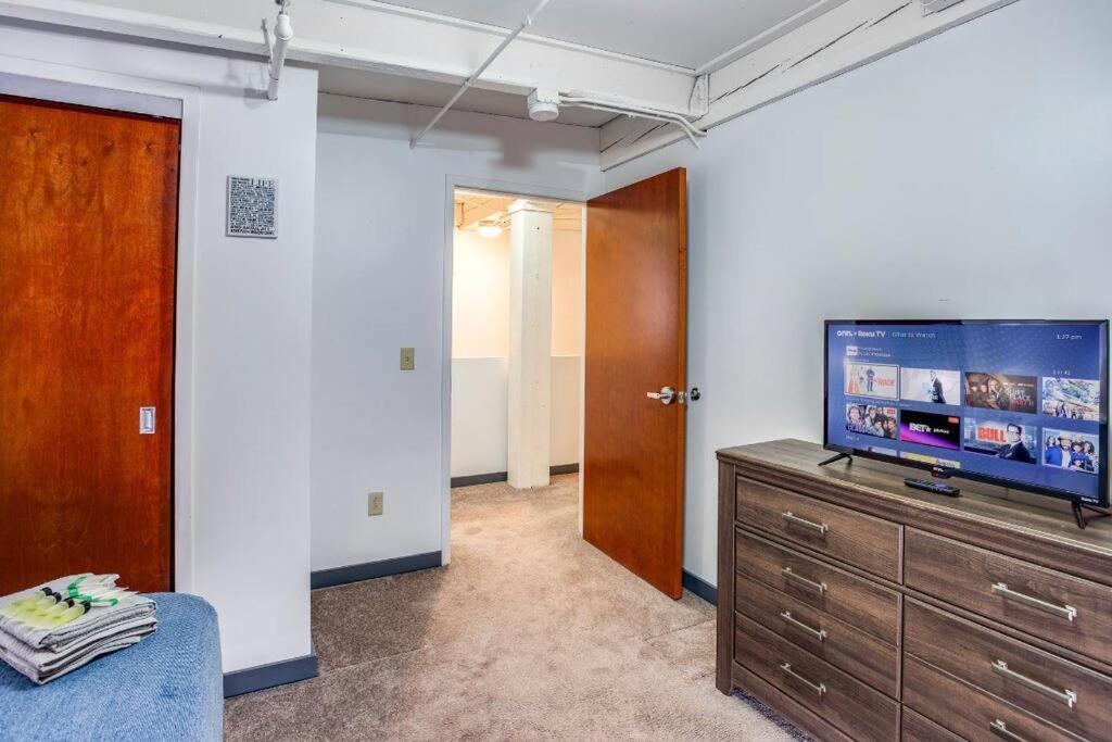 Centric Modern Loft W/ King Beds & Smart Gametable Holiday home