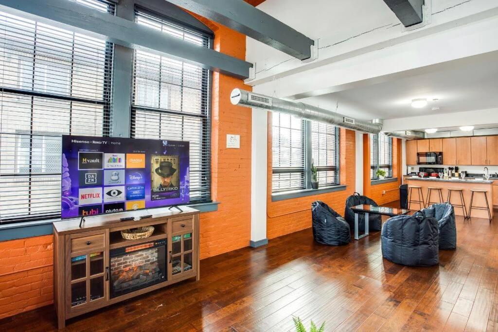 Holiday home Centric Modern Loft W/ King Beds & Smart Gametable *