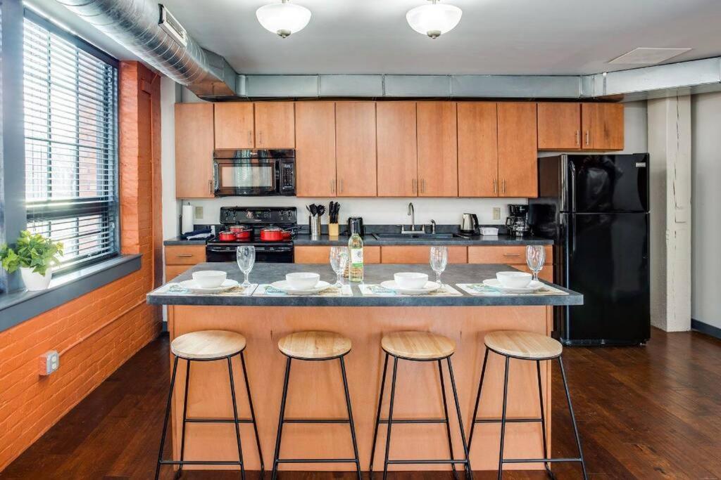 Holiday home Centric Modern Loft W/ King Beds & Smart Gametable *