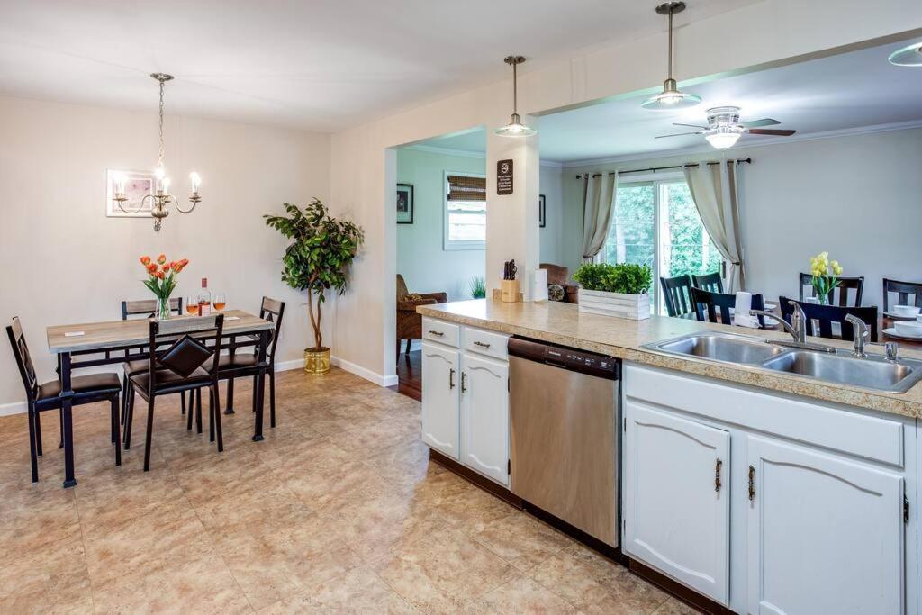 Apartment {quiet Suburban Ranch Hot Tub} Mins Arpt/rit/dwnt Rochester