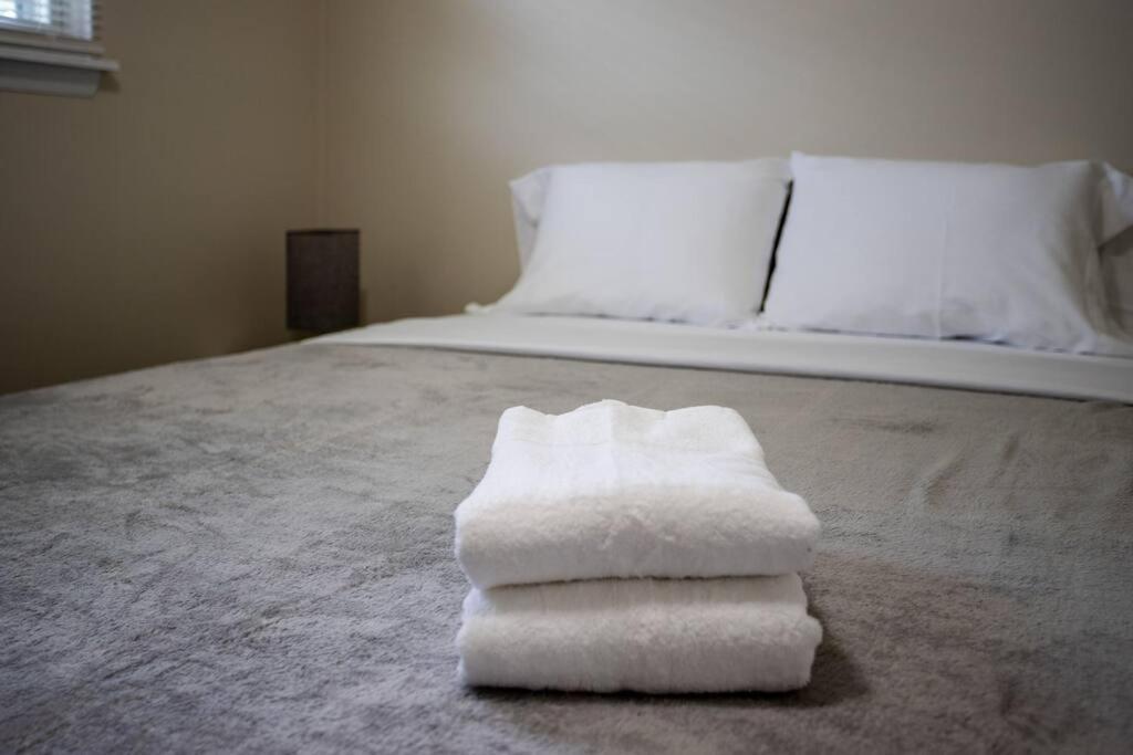 {quiet Suburban Ranch Hot Tub} Mins Arpt/rit/dwnt Apartment