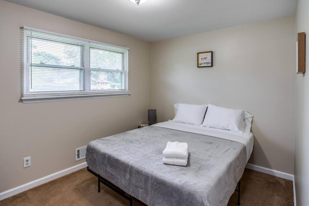 {quiet Suburban Ranch Hot Tub} Mins Arpt/rit/dwnt Rochester