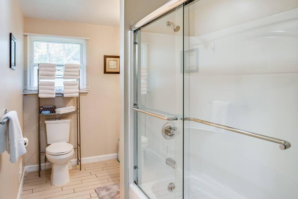 {quiet Suburban Ranch Hot Tub} Mins Arpt/rit/dwnt Apartment *
