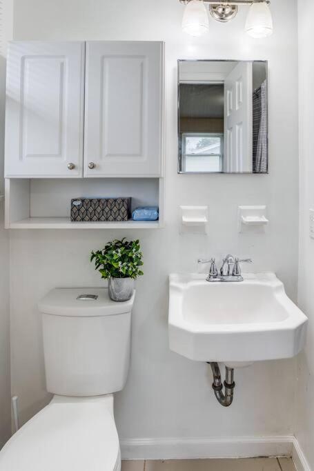 {quiet Suburban Ranch Hot Tub} Mins Arpt/rit/dwnt Apartment *