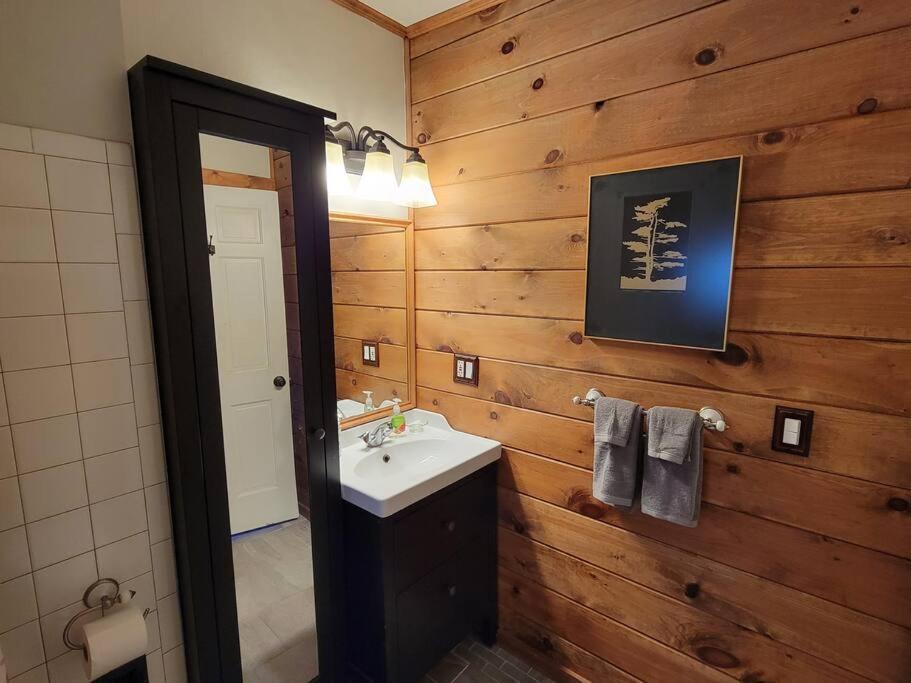 Kodak Themed 2 Bedroom Apt With Parking *