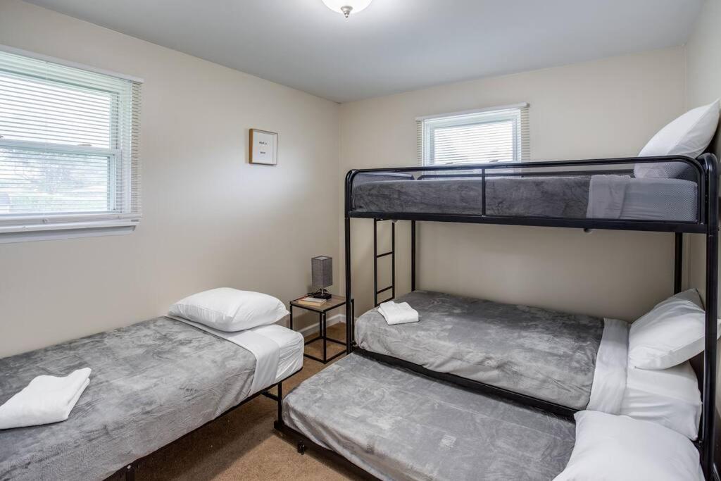 Apartment {quiet Suburban Ranch Hot Tub} Mins Arpt/rit/dwnt