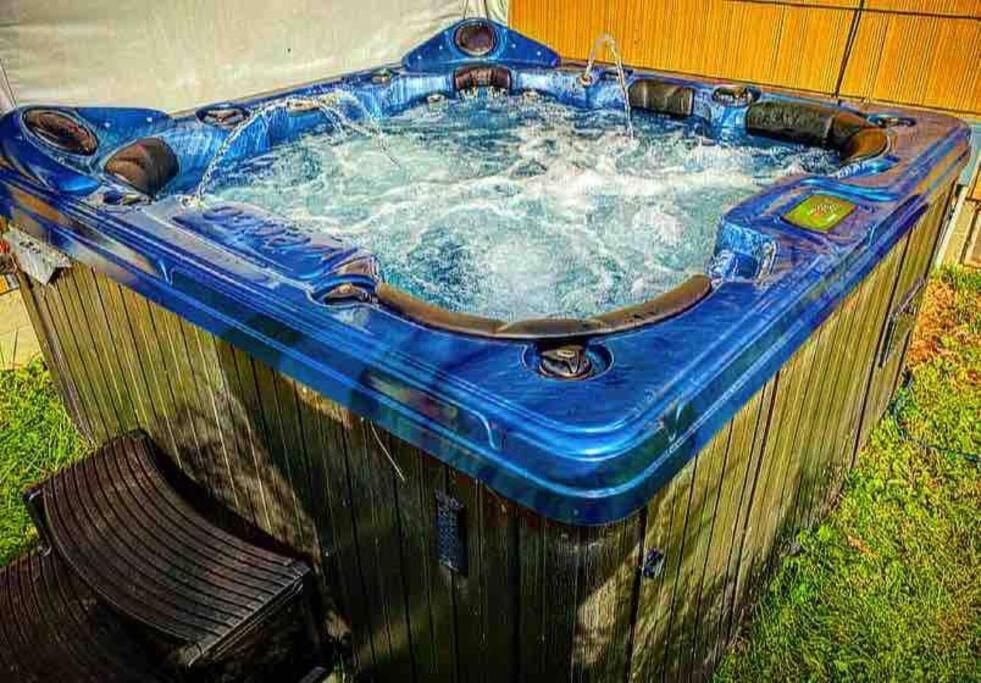 {quiet Suburban Ranch Hot Tub} Mins Arpt/rit/dwnt Apartment