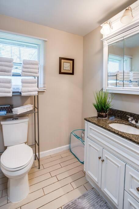 {quiet Suburban Ranch Hot Tub} Mins Arpt/rit/dwnt Apartment *